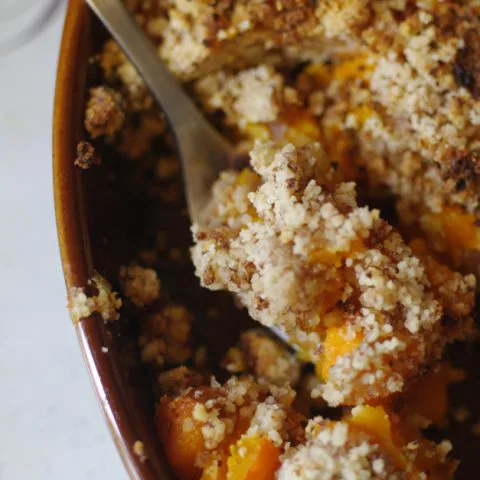 Crumble au potimarron, patate douce et confit d’oignon