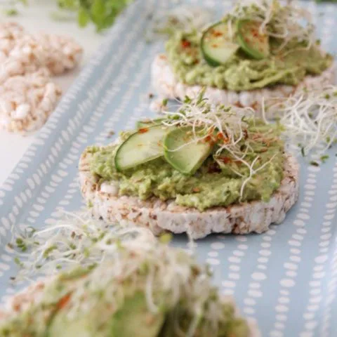 Galettes de riz au sésame, à l’avocat et aux graines germées d’alfalfa