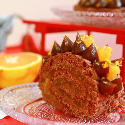 La bûche de Noël : Génoise au chocolat, crème de marron et oranges fraîches