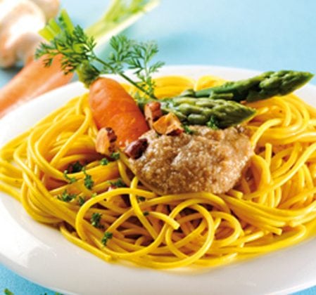 Nids de spaghettis à la crème de champignons et aux petits légumes