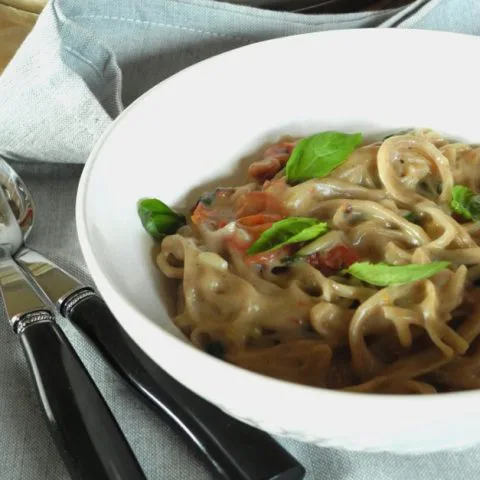 One pan pasta de soba aux tomates brûlées, basilic et chèvre