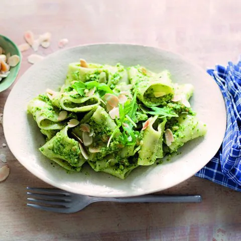 Paccheri au pesto de roquette, aux fruits secs et au parmesan