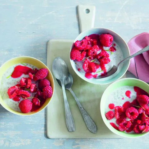 « Panna cotta » au lait de coco aux graines de chia et aux framboises