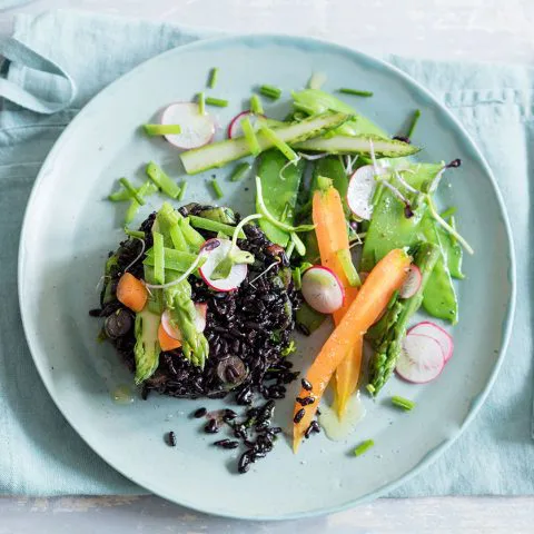 Riz noir parfumé aux herbes fraîches et légumes printaniers