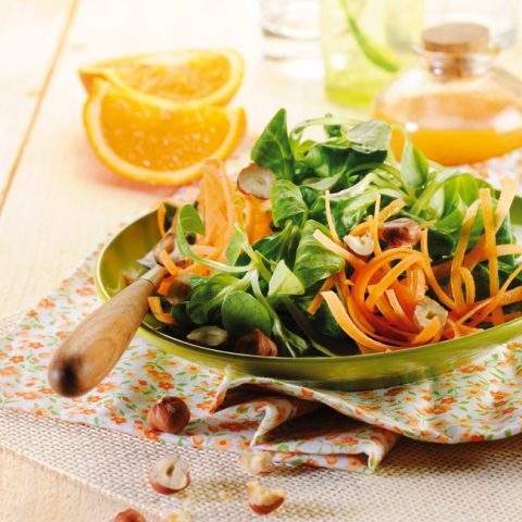 Salade de mache, carottes et noisettes