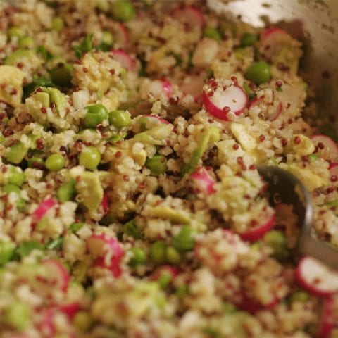 Salade printanière aux légumes croquants, trio de quinoa et blé