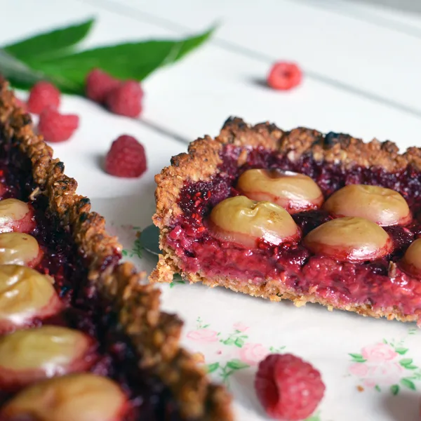 Tarte à la framboise et au raisin blanc avec une pâte croustifondante au muesli