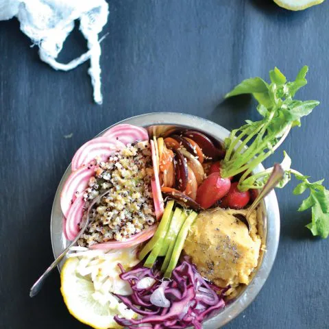 Bouddha bowl de crudités, quinoa et lentilles