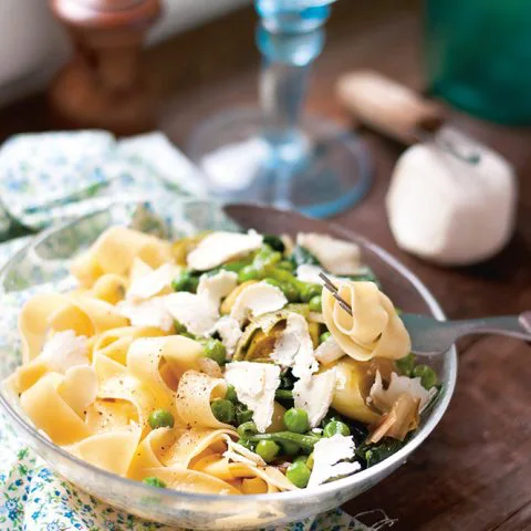 Tagliatelles au chèvre et légumes verts