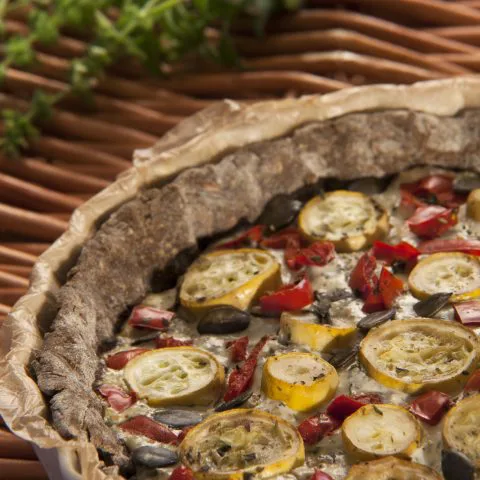 Tarte bicolore poivron-courgette et crème au basilic