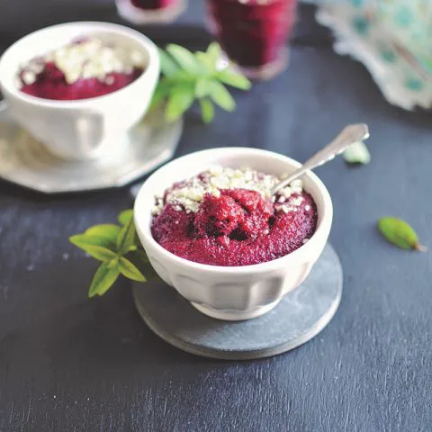 Mousse de betterave et crumble de noix de cajou