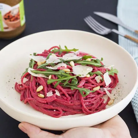 Spaghettis au pesto de betterave et à la purée d’amandes complètes toastées