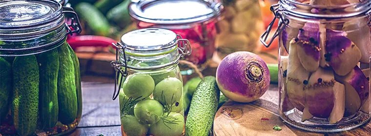 Conserve de cornichons : bocaux de cornichons lacto fermentés