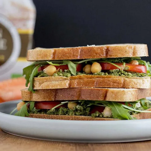 Sandwich au pâté végétal de fanes de carottes