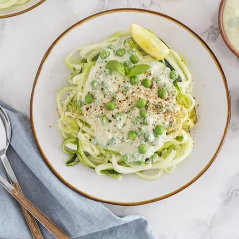 Spaghettis de courgette à la sauce noix de cajou, petits pois et basilic