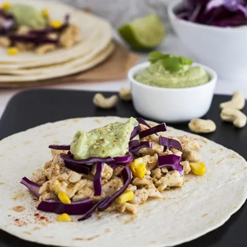 Tacos au poulet mariné et crème d'avocat à la noix de cajou