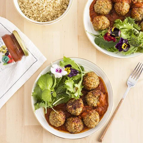 Boulettes de viande et de semoule intégrale à la sauce Puttanesca