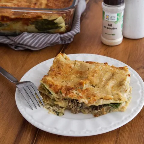 Lasagne crémeuse végétalienne aux champignons et épinards