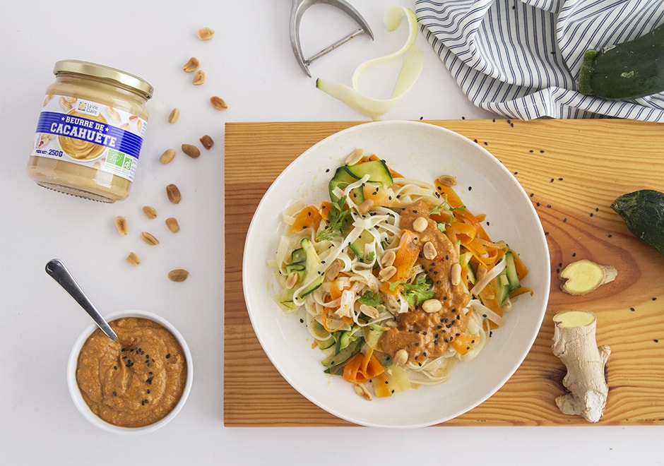 Nouilles udon avec sauce aux cacahouètes