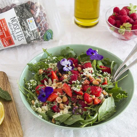 Salade de fraises, framboises, parmesan et noisettes