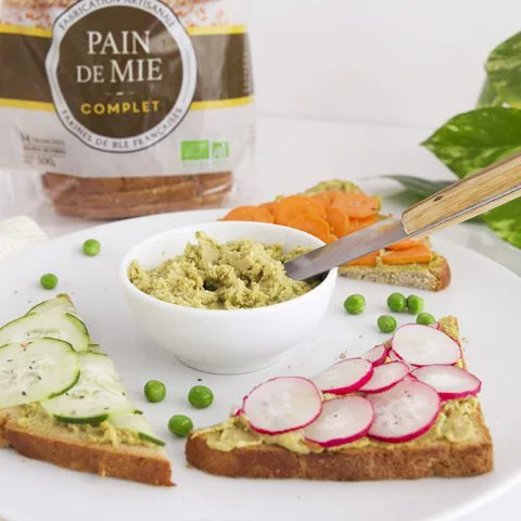 Tartine de houmous aux petits pois et crudités printanières