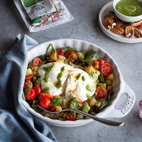 Salade de pommes de terre tièdes au pesto vert de noix de pécan, tomates et burrata