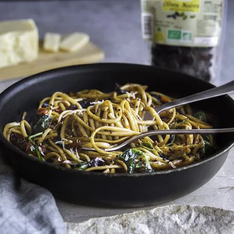 Spaghetti tomates, olives noires, citron et basilic