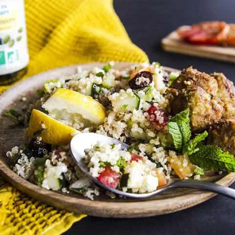 Taboulé libanais servis avec des falafels