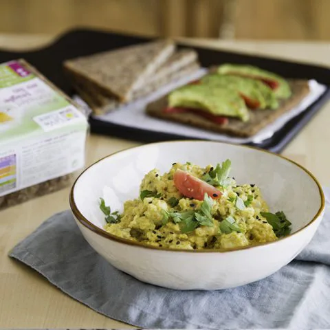 Tofu brouillé et avocado toast au pain de seigle