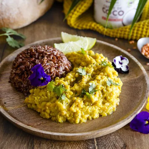 Dhal de lentilles corail au curcuma, lait de coco et riz rouge