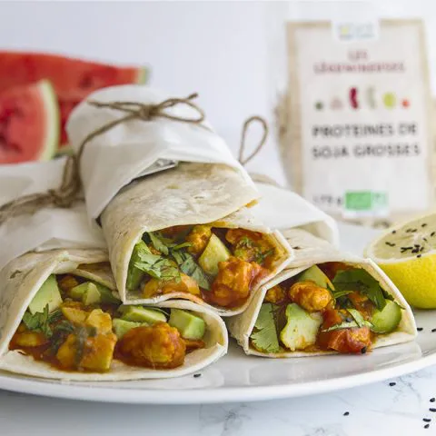 Fajitas vegan aux protéines de soja, légumes en sauce et avocat