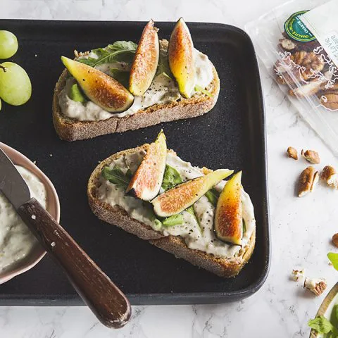 Tartinade maison aux roquefort, raisins et noix de Pécan