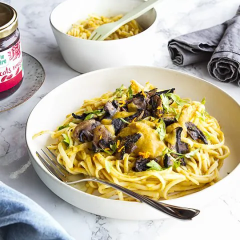 Fettuccini sauce aux champignons de Paris, crème de courge, haricots rouges et curcuma