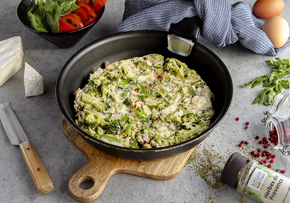 Omelette au brocoli, fromage de chèvre et herbes de Provence La Vie