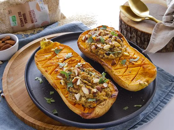 Courge butternut rôties au four et farce au quinoa, amandes et parmesan -  La Vie Claire