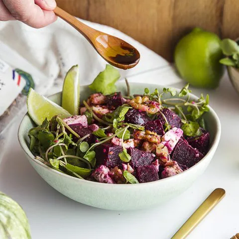 Salade minute betterave, feta, ciboulette et cerneaux de noix