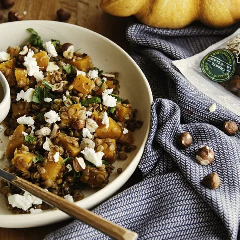 Salade tiède de lentilles au potimarron, noisettes et feta