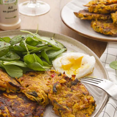 Röstis de patate douce, champignons, salade de pousses d’épinard et œuf poché