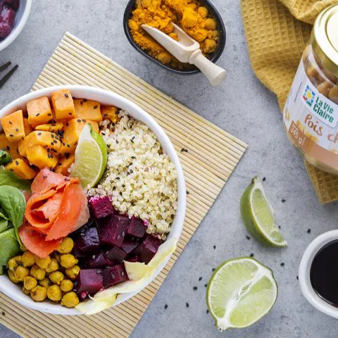 Buddha bowl de quinoa, betterave, patate douce, pousses d’épinards et pois chiches