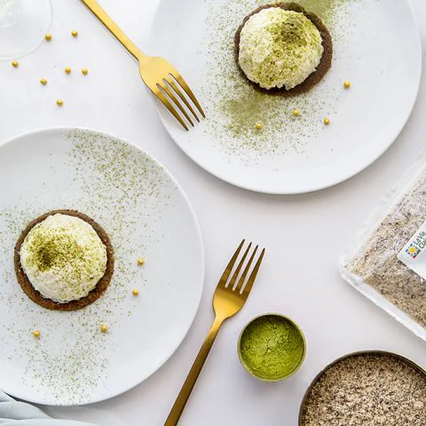 Dômes à la coco-matcha et biscuits crus amande-chocolat