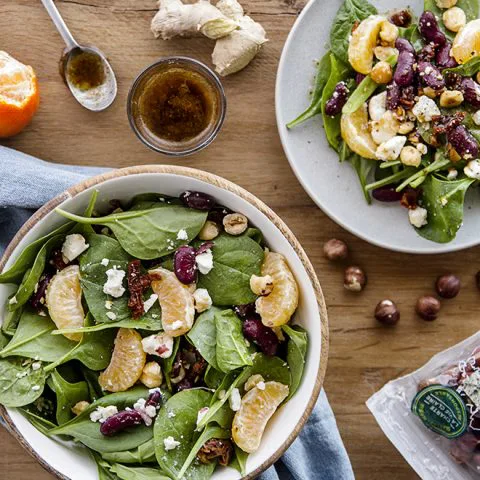 Salade de pousses d'épinards, feta, mandarines, noisettes et haricots rouges