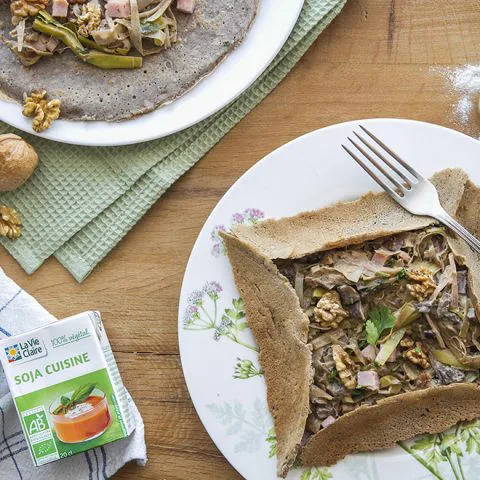 Galette de sarrasin et sa fondue de poireaux aux dés de jambon