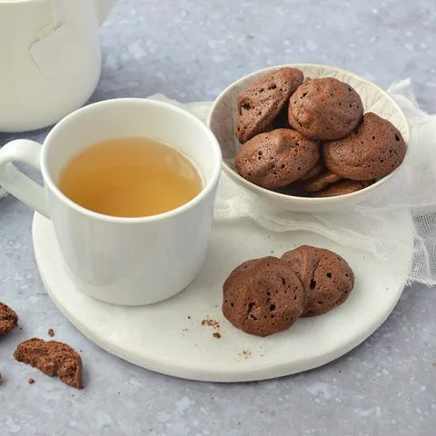 Mini biscuits soufﬂés au chocolat façon meringue