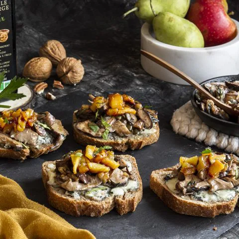 Toasts au roquefort, poêlée de champignons et poires caramélisées