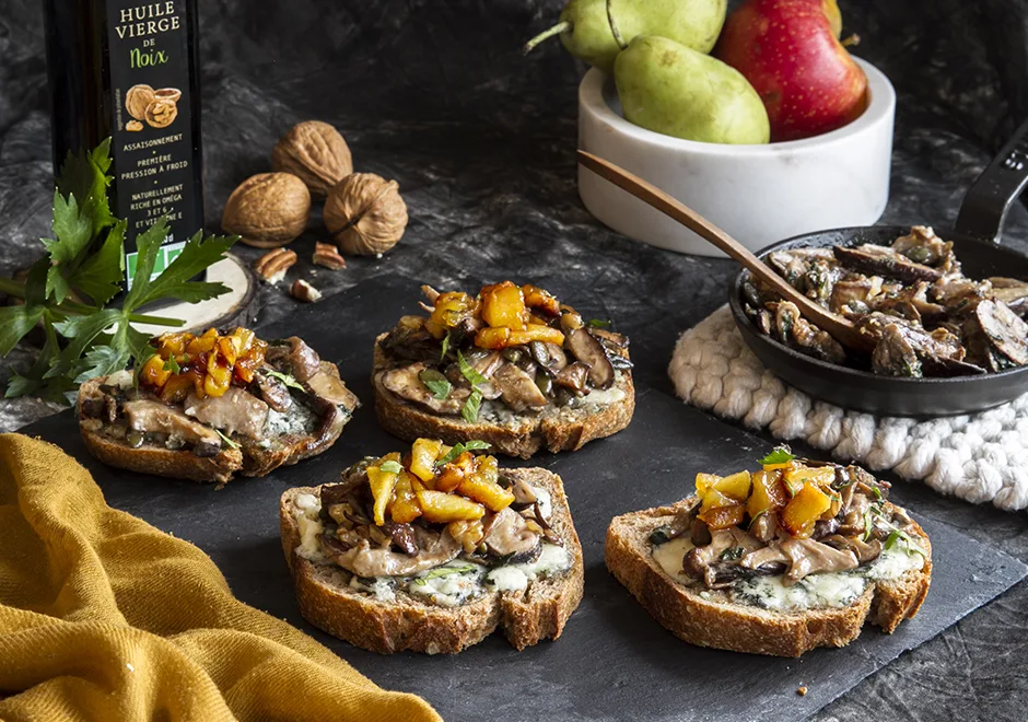 Toasts au roquefort, poêlée de champignons et poires caramélisées