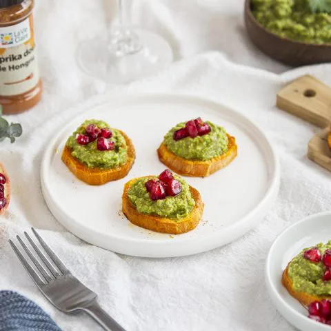 Toasts de patate douce, guacamole au chou kale et grenade