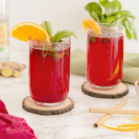 Mocktail au gingembre, fruits rouges et basilic