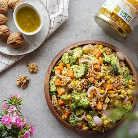 Salade colorée de lentilles corail et légumes crus