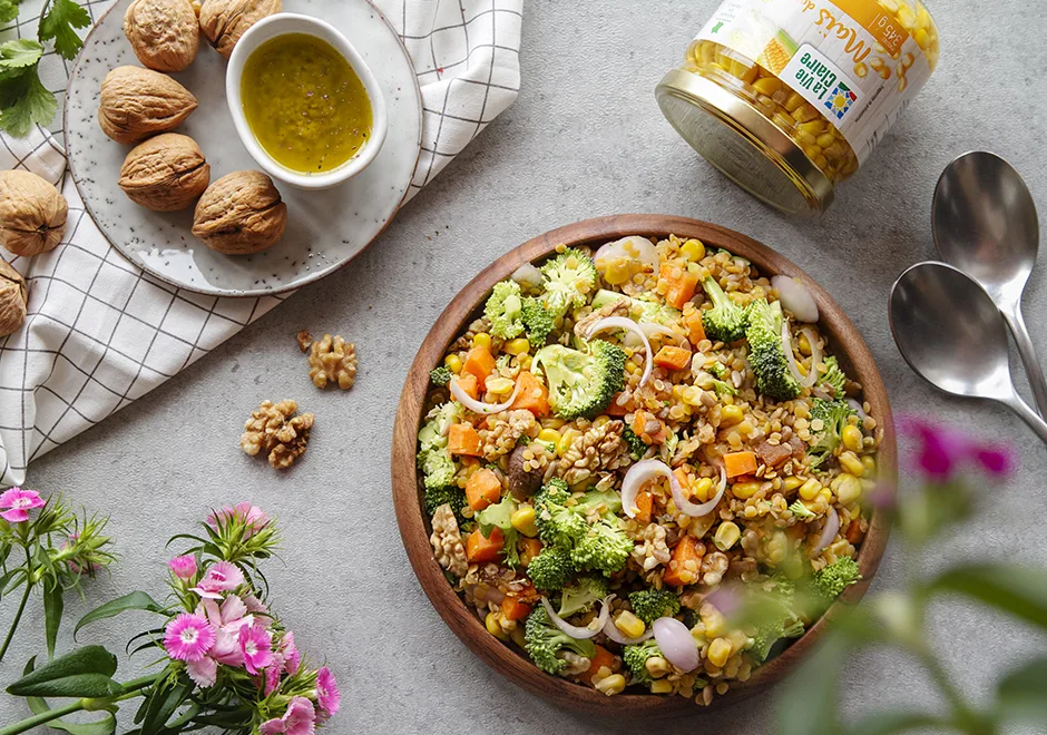 Salade colorée de lentilles corail et légumes crus