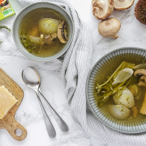 Bouillon de légumes aux croûtes de parmesan